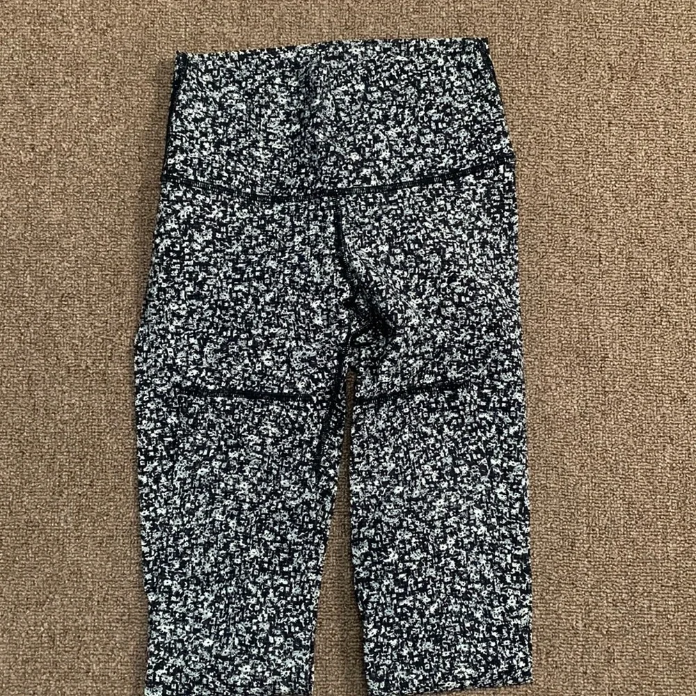 Lululemon Floral Alpine White Black Leggings - Picture 1 of 5